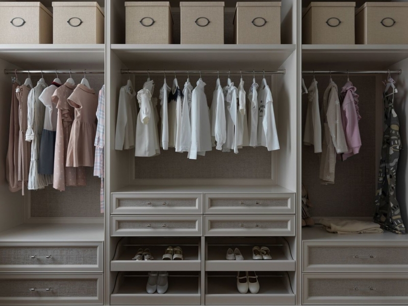 Планируем гардеробную: подробный гид и 12 примеров от дизайнеров